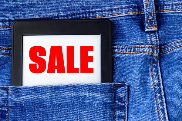 Σήμα Πώλησης Ηλεκτρονικό Βιβλίο Tablet Στην Πίσω Τσέπη Του Μπλε — Φωτογραφία Αρχείου