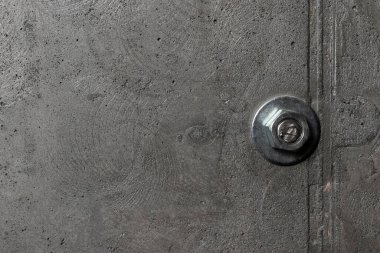 Gri, pürüzlü, metal cıvatalı beton arkaplan dokusu. Delikleri ve çeşitli sıçramaları olan taş duvar.