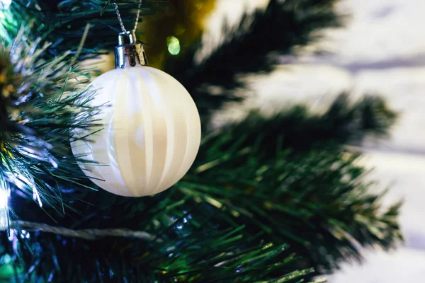 Weiße Kugel am Weihnachtsbaum — Stockfoto