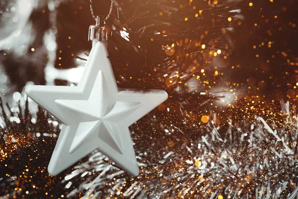 Silver star on Christmas tree with blurred lights bokeh — Stock Photo, Image