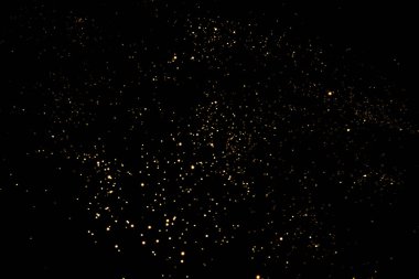 Siyah arka planda altın bulanık bokeh ışıkları. Kutlamak için ışıldayan yıldızlar. Tasarımınız için üstüste