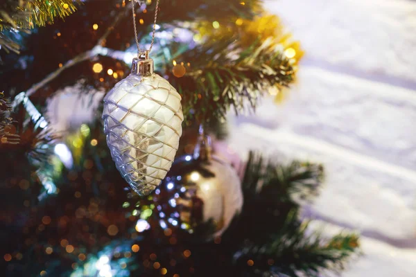 Süslü Noel Ağacında Gümüş Gri Oyuncak Koni Bulanık Işıklar Yılbaşı — Stok fotoğraf