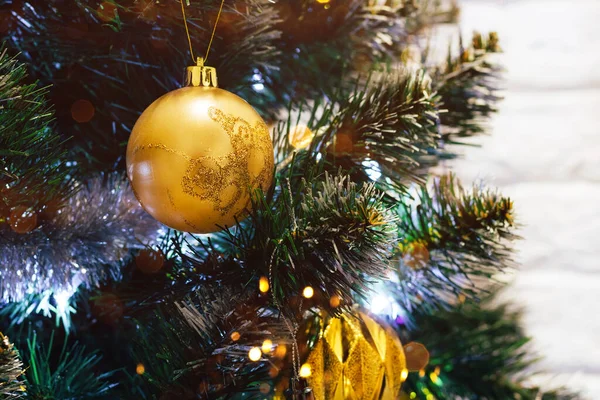 Zlatý Míč Zdobeném Vánočním Stromečku Rozmazanými Světly Bokeh Selektivní Soustředění — Stock fotografie