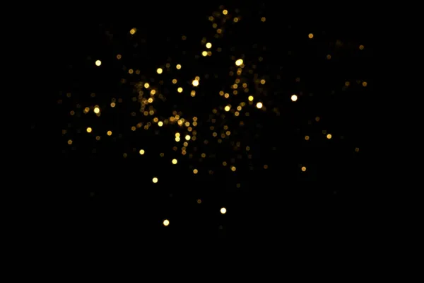 Siyah arka planda altın bulanık bokeh ışıkları. Kutlamak için ışıldayan yıldızlar. Tasarımınız için üstüste
