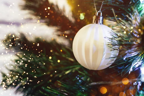 Bulanık Işıkları Olan Beyaz Top Noel Ağacında Bokeh Seçici Odaklanma — Stok fotoğraf