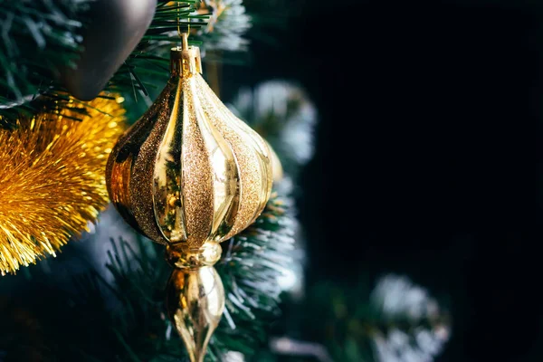 Goldenes Spielzeug Weihnachtsbaum Mit Lametta Girlanden Auf Schwarzem Hintergrund Urlaubsbanner — Stockfoto