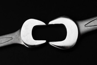 Siyah arkaplanda iki anahtar