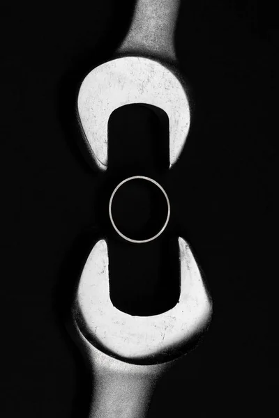 Két kulcs gyűrű fekete háttér — Stock Fotó