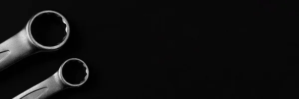 黒の背景バナーのレンチ — ストック写真