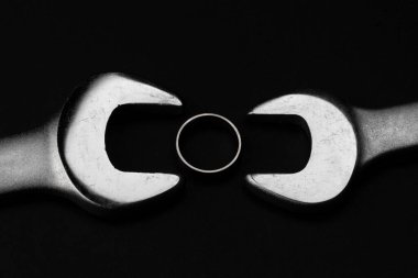 İki çelik anahtar, siyah arka planda halka olan yayıcılar.