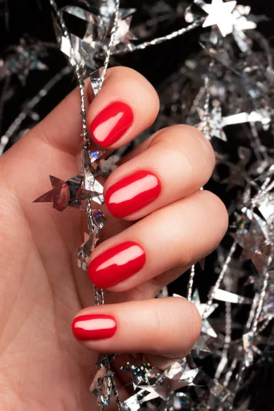 Kobieca Ręka Pięknym Wakacyjnym Manicure Czerwone Paznokcie Srebrnym Świątecznym Skręconym — Zdjęcie stockowe