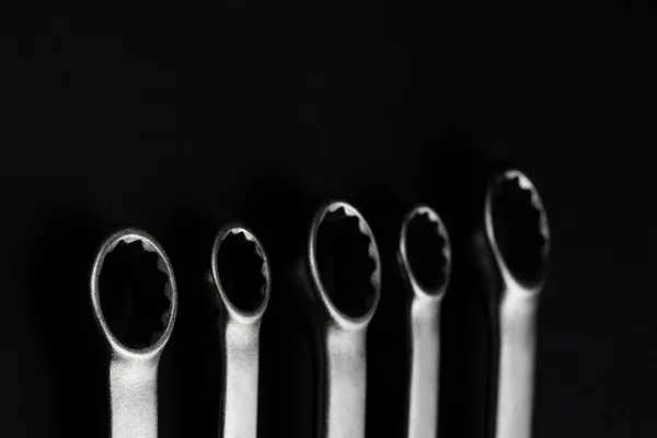 Geschlossene Stahlringschlüssel Auf Unscharfem Schwarzem Hintergrund Selektiver Fokus — Stockfoto