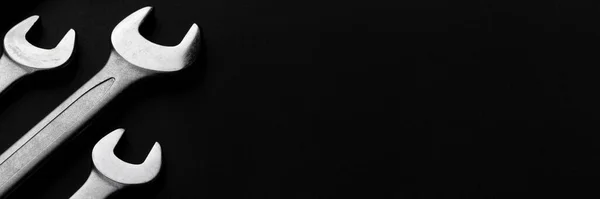 Сталеві Ключі Чорному Тлі Крупним Планом Широкий Панорамний Банер Копіювальним — стокове фото