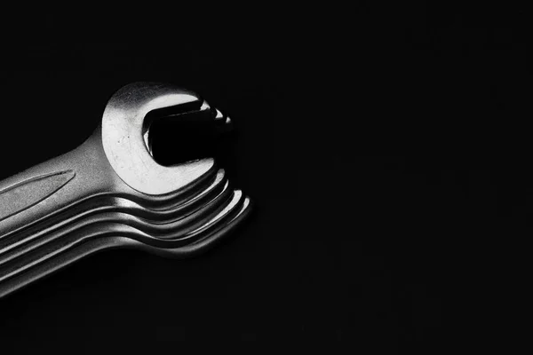 Гайкові ключі на чорному тлі — стокове фото