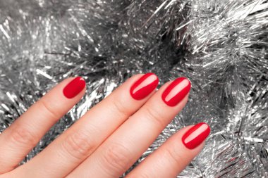 Kırmızı tırnaklı, Noel süslü.