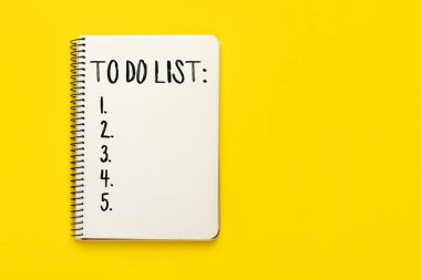 Sarı arkaplan üzerinde yapılacaklar listesi olan kopya alanı olan bir defter