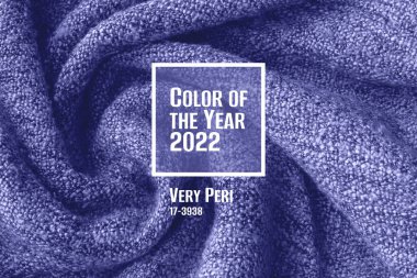 2022 yılının modaya uygun renk konsepti, menekşe mavisi, lavanta desenli kumaş dokusu. Buruşmuş battaniye arka planı. Seçici odak