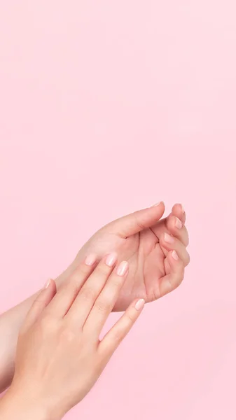 Vrouwelijke Handen Met Prachtige Natuurlijke Manicure Roze Naakte Nagels Roze — Stockfoto