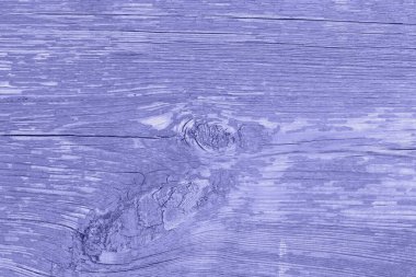 2022 'nin modaya uygun rengi, menekşe aşınmış ahşap arka plan ve çatlak boya.