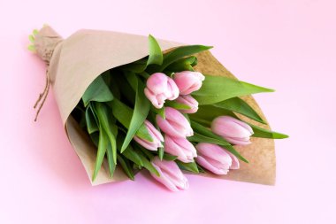 Pembe arka planda bir buket lale çiçeği