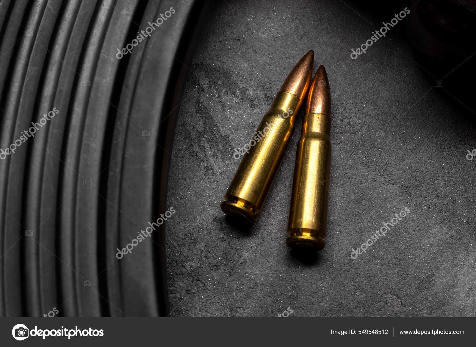 Balas y fusil de asalto Kalashnikov — Foto de stock #549548512 © Bykfa, image size:1600x1167