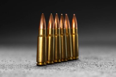 Gri arkaplandaki mermiler