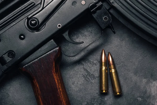 Balas e rifle de assalto Kalashnikov — Fotografia de Stock