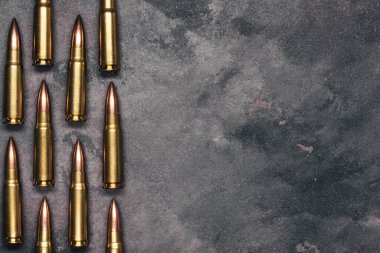 Gri arkaplanda fotokopi alanı olan kurşunlar