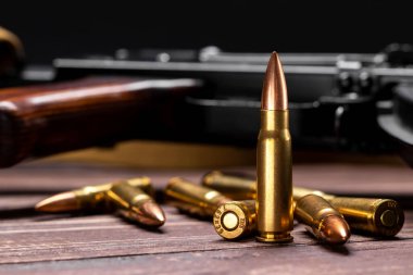 Mermiler Kalaşnikof saldırı tüfeğine karşı. 47 kalibrelik yakın çekim için 7.62 kalibrelik fişekler. Seçici odak