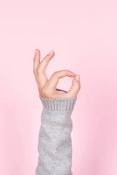 Kvinnlig Hand Grå Stickad Tröja Med Vacker Naturlig Manikyr Rosa — Stockfoto