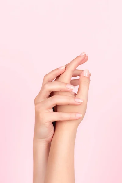 Vrouwelijke Handen Met Prachtige Natuurlijke Manicure Roze Naakte Nagels Roze — Stockfoto