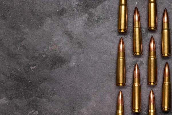 Kugeln Auf Grauem Hintergrund Patronen Kaliber Für Kalaschnikow Sturmgewehr Draufsicht — Stockfoto