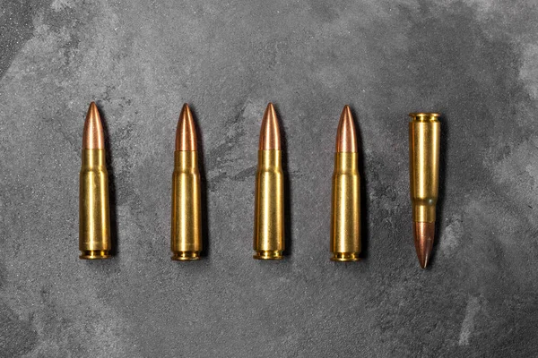 Gri arkaplandaki mermiler