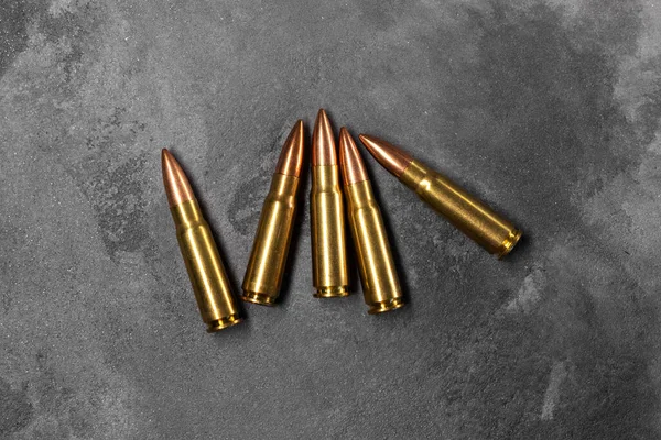 Gri arkaplandaki mermiler