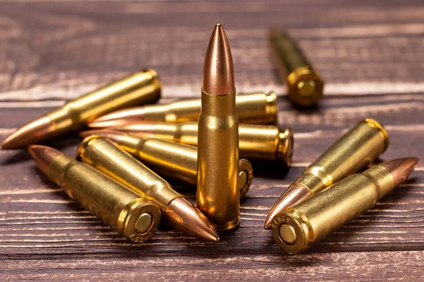 Kugeln für Kalaschnikow-Sturmgewehr auf Holzboden — Stockfoto