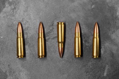 Gri arkaplandaki mermiler