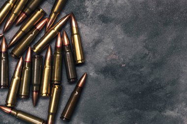 Gri arkaplanda fotokopi alanı olan kurşunlar