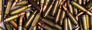 Mermi arka plan desen pankartı. Kalaşnikof saldırı tüfeği için 7.62 kalibrelik fişekler. Panoramik ağ başlığı. Geniş ekran duvar kağıdı