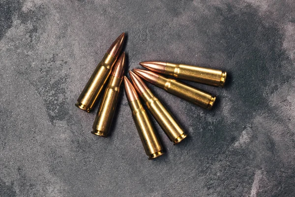 Kugeln Auf Grauem Hintergrund Patronen Kaliber Für Kalaschnikow Sturmgewehr Draufsicht — Stockfoto
