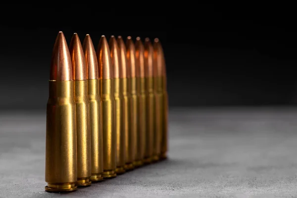 Kugeln Auf Grauem Hintergrund Patronen Kaliber Für Kalaschnikow Sturmgewehr Selektiver — Stockfoto