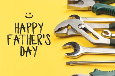 Sarı arka planda çalışma araçları. Mutlu Babalar Günü konsepti