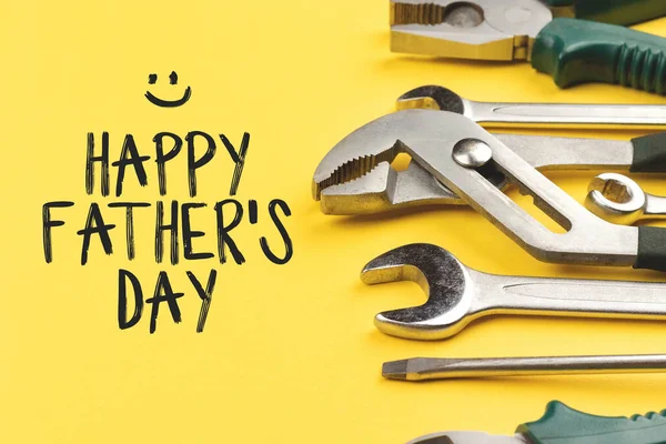 Sarı arka planda çalışma araçları. Mutlu Babalar Günü konsepti