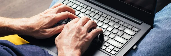 Mannelijke handen met laptop banner — Stockfoto