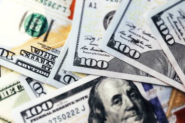 Amerikan kağıt dolar banknotları. Yüz dolarlık banknot dokusu, para birimi konsepti ve eğim değişimi etkisi.