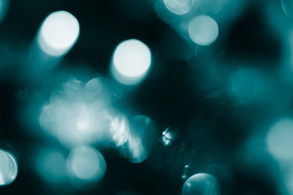 Размытые огни на голубом фоне. Абстрактный боке с мягким светом. Модный цвет