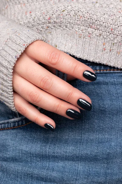 Γυναικείο Χέρι Όμορφο Μανικιούρ Σκούρα Μαύρα Νύχια Κοντά Δάχτυλα — Φωτογραφία Αρχείου