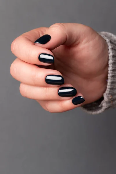 Женская Рука Красивым Маникюром Темные Черные Ногти Концепция Ухода Ногтями — стоковое фото
