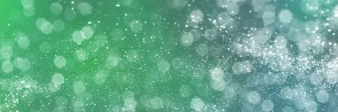 Yaz yeşili ve mavi ışıltılı ışıltılı arka plan, afiş dokusu. Soyut odaklanmış ışık başlığı. Geniş ekran duvar kağıdı. Tasarım için kopyalama alanı olan panoramik web pankartı