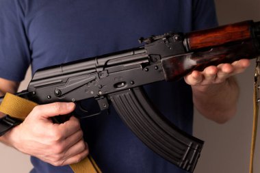 Kalaşnikof tüfekli adam, yakın plan.