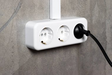 Gri beton duvarlı beyaz Avrupa elektrik prizleri grubu
